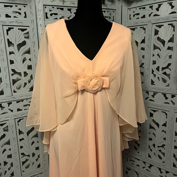 VINTAGE VOLUPTUOUS LIGHT PEACH SOFT ORANGE ANGEL FLUTTERY TOP MAXI DRESS - Picture 3 of 12
